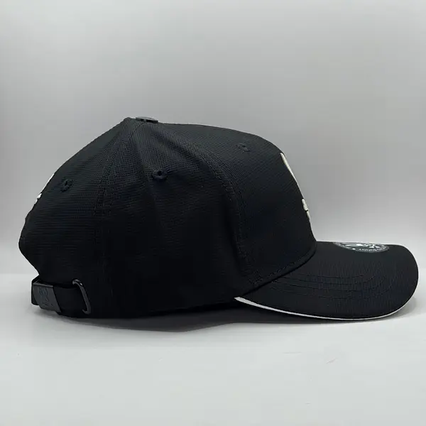 Gorra Negra Conejo Blanco