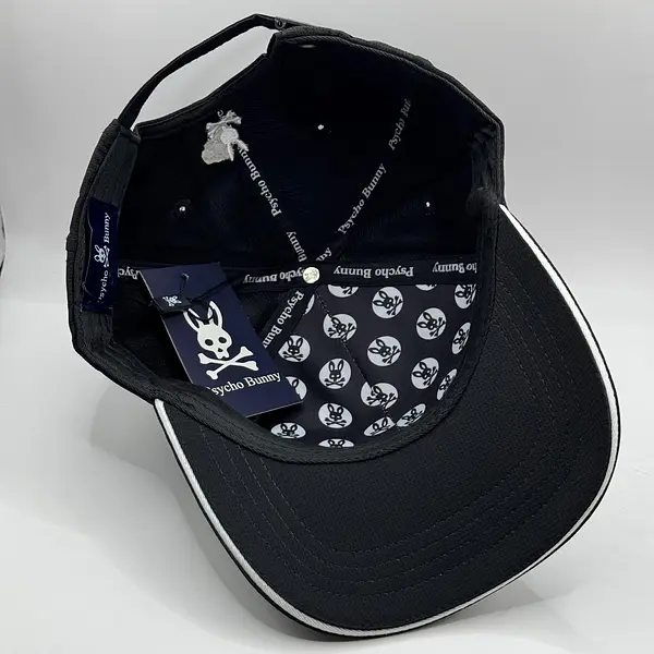 Gorra Negra Conejo Blanco