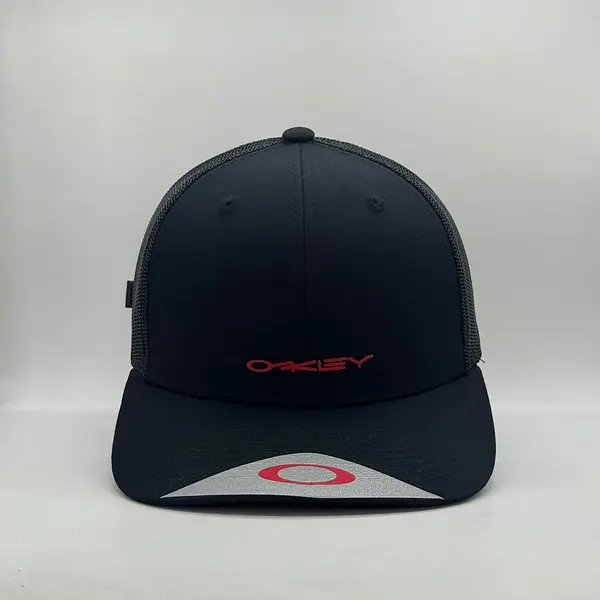 Gorra Oakley Negra Letras Rojas Pequeñas